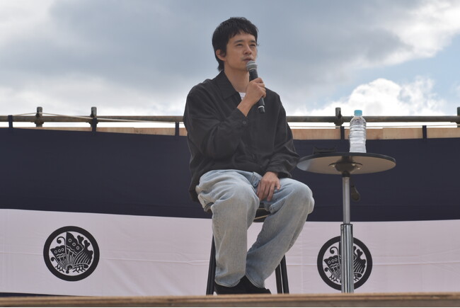 俳優・池松壮亮さん、歴史の舞台「鳥取城跡」に登壇し第26回「鳥取三十二万石お城まつり」でステージトークを実施　来年大河ドラマ「豊臣兄弟！」出演を前に、秀吉役への思いを語る