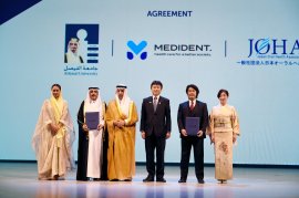 「大阪・関西万博『日・サウジEXPO投資フォーラム』壇上での調印。左から:アルファイサル大学・ヌール・A・アル・サアドゥーンセンター長、アルファイサル大学ムハンマド・Ali・アル・ハイアザ学長、サウジアラビア王国ハーリド・アル=ファーレフ投資大臣、古賀友一郎経済産業副大臣、メディデント代表 富田大介、一般社団法人日本オーラルヘルス協会富田由美子理事」 「大阪・関西万博『日・サウジEXPO投資フォーラム』壇上での調印。左から:アルファイサル大学・ヌール・A・アル・サアドゥーンセンター長、アルファイサル大学ムハンマド・Ali・アル・ハイアザ学長、サウジアラビア王国ハーリド・アル=ファーレフ投資大臣、古賀友一郎経済産業副大臣、メディデント代表 富田大介、一般社団法人日本オーラルヘルス協会富田由美子理事」