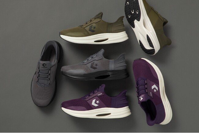 「手を使わず、さっと履ける」あの快適さで、ホリデーシーズンを彩る。CONVERSEのハンズフリーシューズ「スリットスライド」に深みのある新色が登場