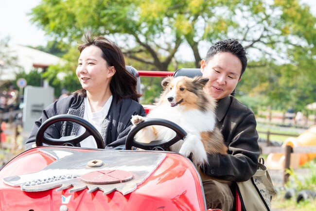 コスモスが咲き誇る園内で愛犬と一緒にアトラクションやハロウィン仮装パレードを楽しめる！三浦半島最大級のドッグイベント、横須賀・ソレイユの丘で10/25(土)・26(日)に開催。