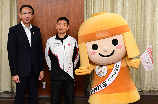 高槻市在住の丘村彰敏さんが東京２０２５デフリンピック出場を市長に報告