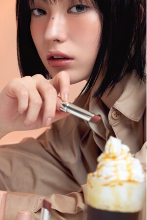 3CEから韓国オリーブヤング メイクアップカテゴリー1位を獲得※した待望の「グレイジーリップグロウ」を新発売。グリークヨーグルト専門店「& Yogurt」とのコラボも開催！特別限定メニューや豪華特典も