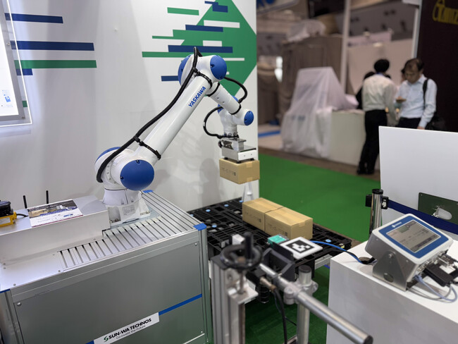 ブラザー、「段ボール用インクジェットプリンター×ロボット」の標準パッケージを参考出展