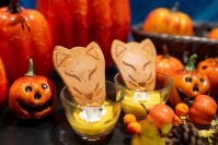 和の仮装で楽しむハロウィン狐面絵付け体験と特製デザートを提供