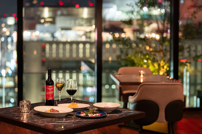 聖夜を彩るロマンチックなクリスマスディナーを。街の灯りが輝く夜景を望むテラスダイニングで、12月20日～25日 限定開催／ザ ロイヤルパークホテル アイコニック 名古屋