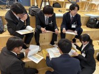 応募者378名から選ばれた13名の内定者が内定式で「施工管理体験ゲーム」を体験