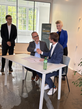 左からThe Cultured Hub AG 取締役会会長ファビオ・カンパニーレ氏、Aleph Farms 共同創業者兼CEOディディエ・トゥービア氏、ヤニック・ジョーンズ氏、チューリッヒ州経済局長カルメン・ウォーカー・シュペー氏 左からThe Cultured Hub AG 取締役会会長ファビオ・カンパニーレ氏、Aleph Farms 共同創業者兼CEOディディエ・トゥービア氏、ヤニック・ジョーンズ氏、チューリッヒ州経済局長カルメン・ウォーカー・シュペー氏