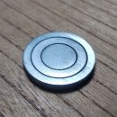 写真３（ハフニウムの板材料を入れ子状に切り分けた写真）