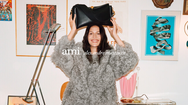 Ami Paris 2025年秋冬キャンペーンに国際的なモデルのジャンヌ・カデューを起用した「Carrousel (カルーセル)」を発表。