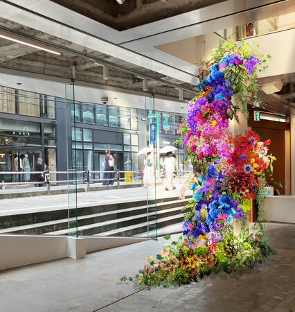 【世界的写真家レスリー・キー氏の作品世界×日比谷花壇のフラワーデザイン】55種類の花とみどりで日本現存最古の英字誌『Tokyo Weekender』55周年を祝福します。