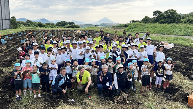 ～「未来へつなぐ味」を地域と共に～「ソラシドファーム枕崎」で保育園児・中学生と協働し、約100名でオリジナル焼酎用サツマイモ約5,000kgを収穫！