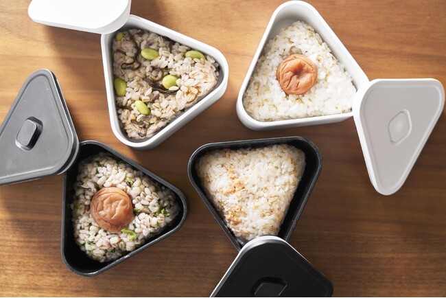 【山崎実業 towerシリーズの新商品】おにぎりを崩さず持ち運べるシンプルなデザインのケースや、折り畳み式のシューズラックなど、新商品が発売になりました。