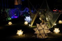 金沢市との新規連携事業金澤月見光路のあかりオブジェやメディアアートがぼんぼり祭りへ「金澤月見光路・湯涌編～ぼんぼり祭りを彩る～」開催のご案内　令和7年10月18日（土）場所：金沢湯涌江戸村