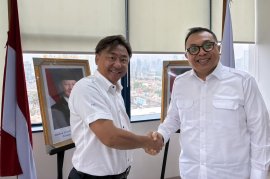 インドネシア移住労働者保護省 職業訓練機関開発担当局長アブリダナル プラバワ氏(左)、ROY株式会社代表取締役 大石 竜次(右)