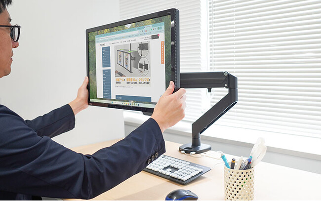 工具不要でスムーズにモニターの高さや角度、位置が調整できる『モニターアームプレミアム（ガスショック式）シングルタイプ・デュアルタイプ』を発売