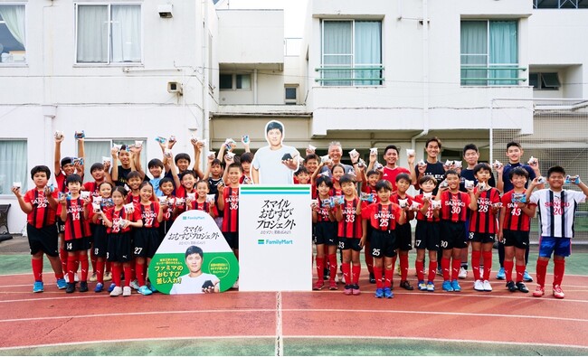 おむすびアンバサダー・大谷翔平選手からサプライズ！スポーツの日を前に 東京三育小学校サッカー部へ差し入れとお手紙で笑顔をお届け　　　　　「スマイルおむすびプロジェクト」おむすび贈呈式を実施