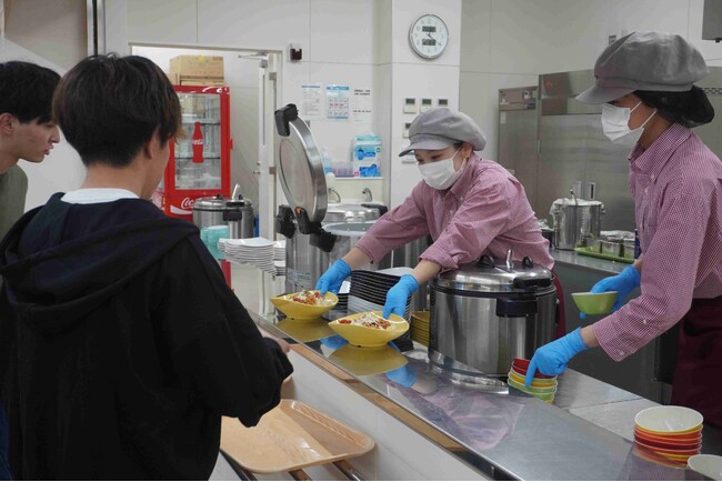 【新潟医療福祉大学】物価高騰の中、学生の暮らしを応援！学生食堂で「100円ランチ」実施～5日間で2,500食を提供～