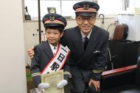 「京王線・井の頭線沿線風景フォトコンテスト」小学生の部グランプリ受賞の小学１年生が一日駅長を体験しました！