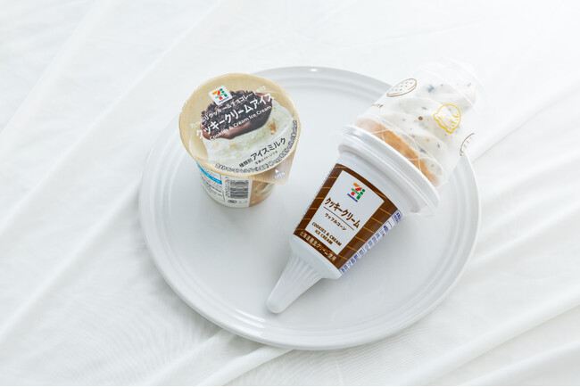 セブンプレミアムより「クッキークリーム」フレーバーのアイス登場！濃厚なミルク感「セブンプレミアム ワッフルコーン クッキークリーム」人気のカップシリーズ新作「セブンプレミアム クッキークリームアイス」