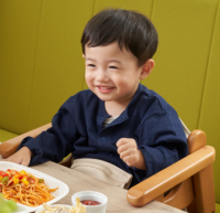 食べこぼし汚れもサッと拭けてお手入れ簡単に。飲食店で人気の幼児用補助いす専用カバー誕生！『Combi ブースターシート専用カバーBU1C』2026年1月新発売