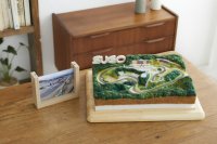 スポーツランドSUGO設立50周年を記念して壮大に手芸化!! 数々の名勝負の舞台となったインターナショナルレーシングコースを羊毛フェルトを使ったA4サイズのジオラマで立体的に表現