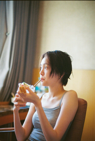 女優・尾碕真花のセカンド写真集が発売決定！ 映画監督・枝優花氏をカメラマンに迎え、韓国旅で食べて、遊んで、大笑い!! 「極限まで素のままの尾碕を引き出していただいてます」