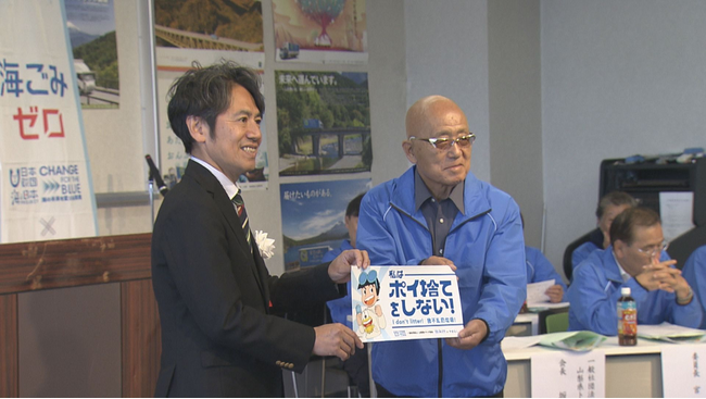 山梨のトラックドライバーがごみ削減をアピール！「ポイ捨て禁止ステッカーの贈呈式＆ドライバー清掃活動」を開催