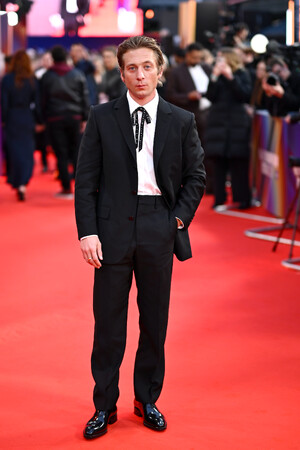 【ルイ・ヴィトン】ジェレミー・アレン・ホワイト、第69回BFIロンドン映画祭にてルイ・ヴィトンのカスタムメイドウェアを着用