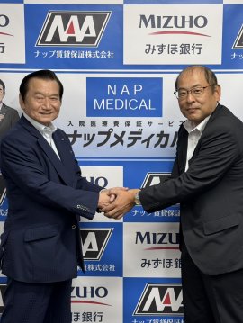 (左：ナップ賃貸保証株式会社／代表取締役会長兼社長 坂口 頼邦　右：株式会社みずほ銀行／本所法人部 部長 松田 卓麿)