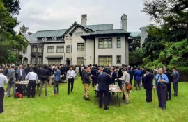 昨年、和敬塾本館(旧細川侯爵邸)中庭で開催された懇親会の様子 昨年、和敬塾本館(旧細川侯爵邸)中庭で開催された懇親会の様子