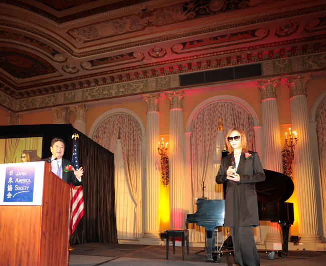 YOSHIKIプロデュースの4人組ガールズ・ボーカルグループ「美麗-Bi-ray-」　南カリフォルニア日米協会116周年記念GALAでライジングスター賞を受賞