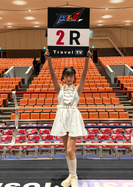 純白の衣装を着こなすMIUさん