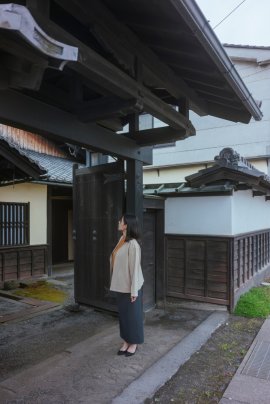 旧庄屋・小山家の正門を見上げる様子