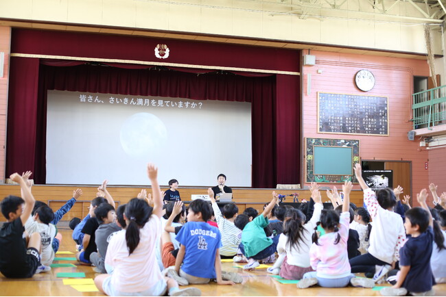 「秋の夜長」月を見たくなる授業？タカラトミーが地元葛飾の小学校で特別出前授業