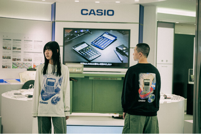 ケンエレファント×カシオ計算機　レトロフューチャーな「電卓」デザインを纏うコラボスウェット／ロンT予約販売スタート