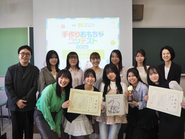 【武蔵野大学】学科での学びと実習経験を活かし、子どもがわくわくする仕掛けと安全性に配慮した作品を製作 幼児教育学科の学生が「手作りおもちゃコンテスト2025」で優秀賞・ベストプラクティスを受賞