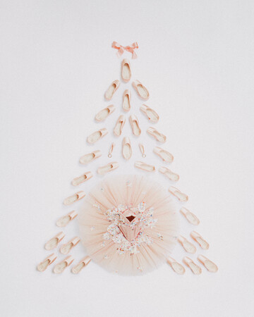 〈レペット〉トゥシューズのミニチュアオーナメントが華やかに彩るフェミニンなクリスマスツリーがメルキュール東京日比谷に期間限定登場！