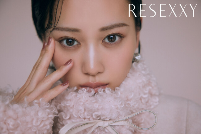 俳優・山下美月が纏う冬の装い「RESEXXY(リゼクシー)」の新ビジュアル公開