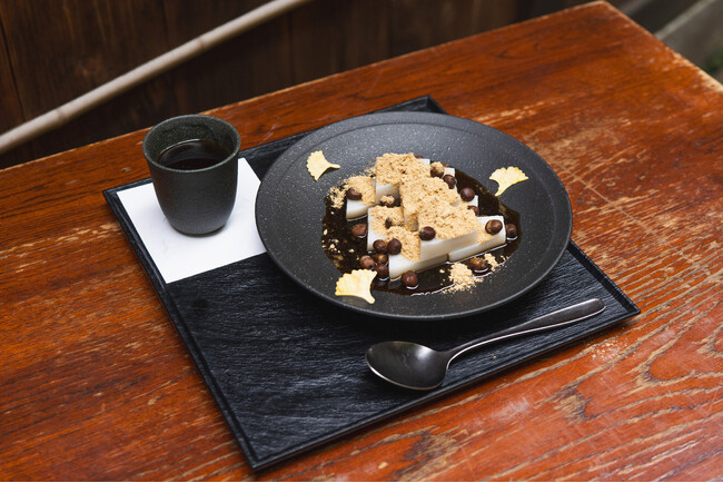 秋の香りを楽しむ“くず餅”の新提案『風流くらべ 「ほうじ茶づくし」』を2025年10月24日(金)より提供開始