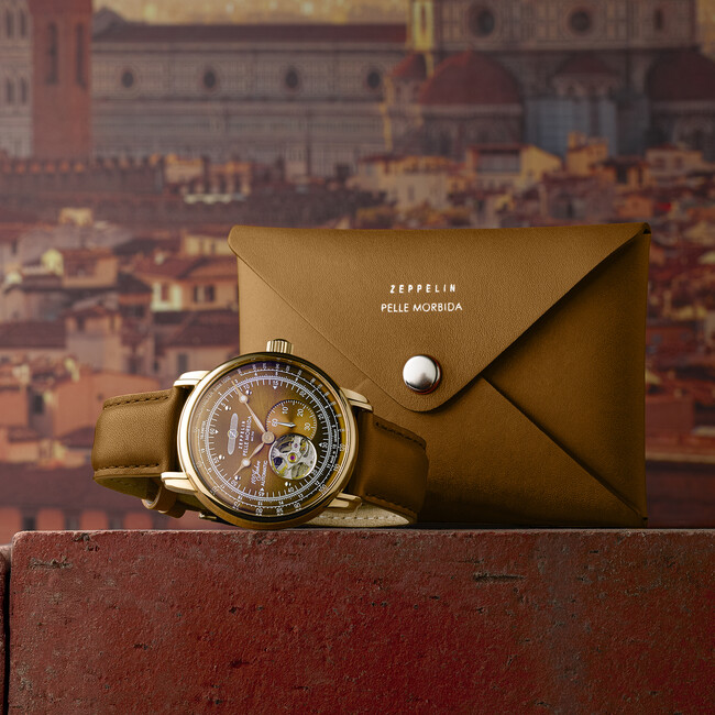 空と海を超えて――ZEPPELIN × PELLE MORBIDA コラボレーション、第2章の旅路へ。 赤煉瓦色のトラベルウォッチセットを、100本限定で発売。
