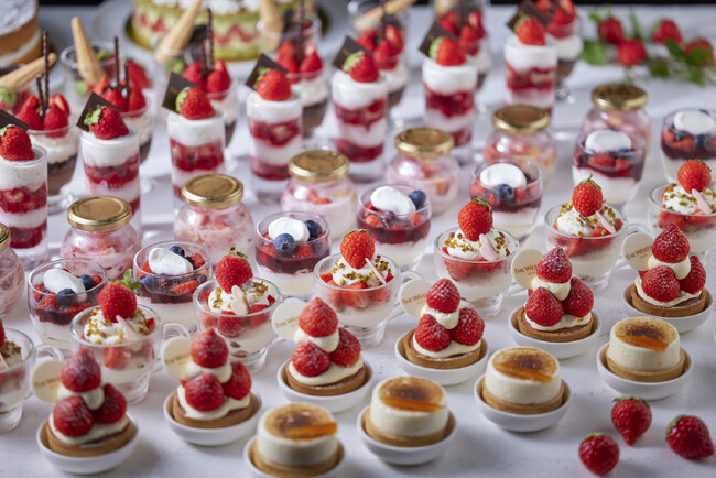 【ウェスティンホテル東京】光あふれる空間で随時20種類以上のデザートに満たされる”苺尽くし“の4ヶ月「ストロベリーデザートブッフェ」を開催