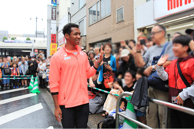 「松戸ファンフェスタ in 松戸まつり」松戸市出身で世界陸上男子110mハードル5位の村竹ラシッド選手が凱旋 トークショーと子どもたちへの指導で市民と交流