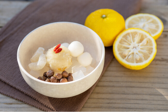 旬の黄柚子を贅沢に使った「柚子白玉あんみつ」を 2025年11月2日(日)より販売開始