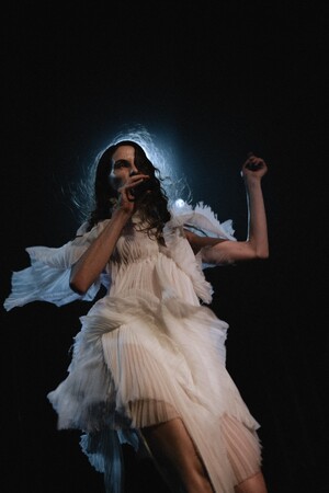 【McQueen】ニーナ・クリスタンテがマックイーンを着用