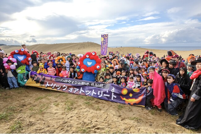 約2,800人が鳥取砂丘を大仮装パレード！AKB48徳永さん・永野さん、ポケモン「サンド」「アローラサンド」、ミャクミャクも登場！「鳥取砂丘ハロウィンパーティーafter EXPO2025」