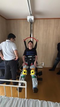 レール走行リフト「SSシリーズ」「つるべーTEN」で医療・介護連携を実現　重度頸椎損傷を負った若者の在宅復帰を支えた「伴走支援」事例