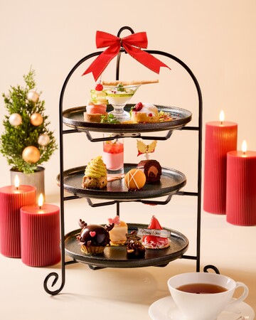 サンタの帽子やトナカイのタルトが並ぶ「クリスマスアフタヌーンティー」登場。3段のプレートで贈る、冬限定の華やかなティータイム。