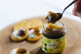 スプーンで食べる梅の実。ゴロッと果肉感! スプーンで食べる梅の実。ゴロッと果肉感!