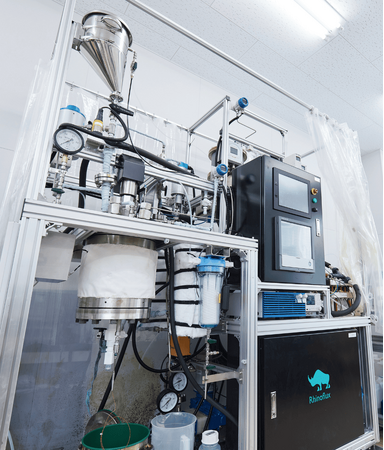 製造工程で発生する茶かす・コーヒーかす由来のバイオマスからクリーン電力と高純度CO2を回収し、製造動力として活用する実証実験を開始