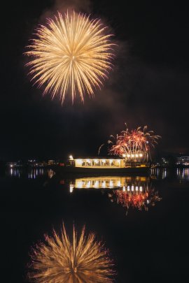 河口湖冬花火と湖面に映る花火
